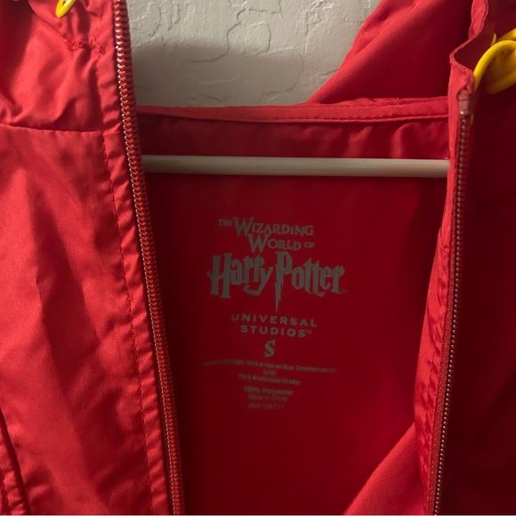 The Wizarding World of Harry Potter Gryffindor Lightweight Windbreaker - Picture 4 of 5